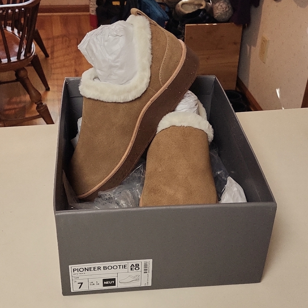 ABEO pioneer bootie new in box tan with beige faux fur lining, grip soles size 7